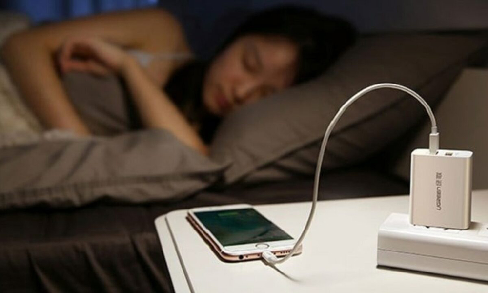 Việc sạc điện thoại qua đêm dễ gây ra nhiều ảnh hưởng tiêu cực