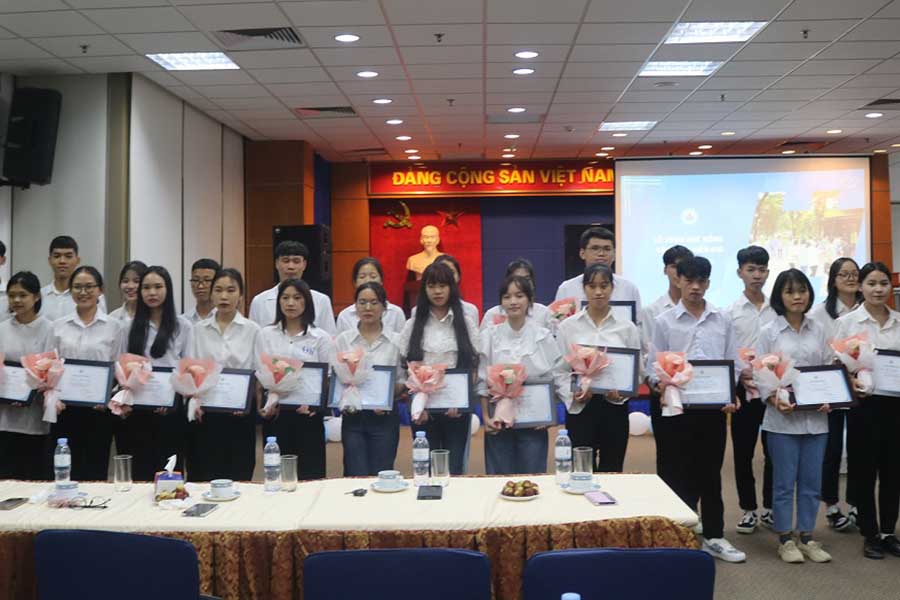Nguyễn Hoàng Minh Quang và chương trình tặng học bổng cho sinh viên nghèo